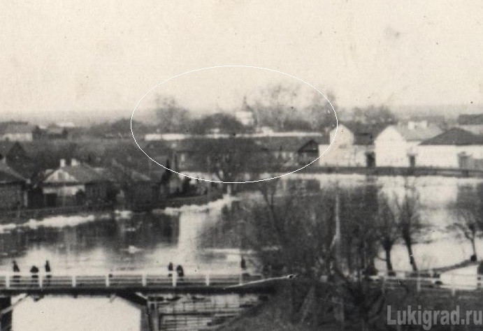 Введенская церковь на дальнем плане. Начало XX века. Источник: lukigrad.ru, архивная фотография. Церковь Введения во храм Пресвятой Богородицы, Великие Луки (Великолукский район и г. Великие Луки, Псковская область)