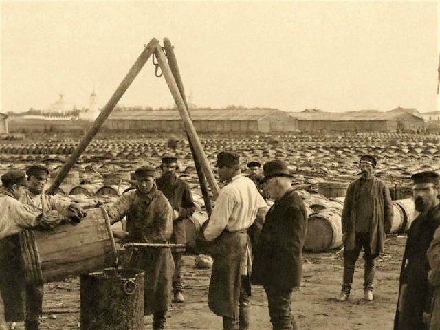 Преображенская церковь на дальнем плане справа. Начало XX века. Источник: https://vk.com/wall-12288779_65796, архивная фотография. Церковь Преображения Господня, Архангельск (Архангельск, город, Архангельская область)