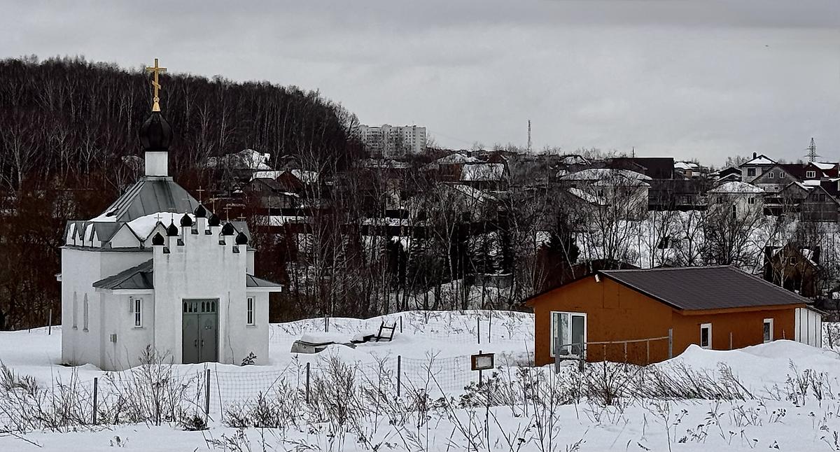 Вид с северо-запада, общий вид в ландшафте. Церковь Успения Пресвятой Богородицы, Глазово (Серпуховский городской округ и гг. Протвино, Пущино, Московская область)
