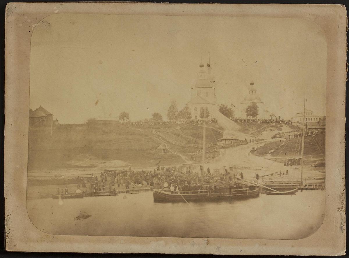 Никольская церковь (справа) до перестройки. Не ранее 1906 г., архивная фотография. Церковь Николая Чудотворца, Боровичи (Боровичский район, Новгородская область)