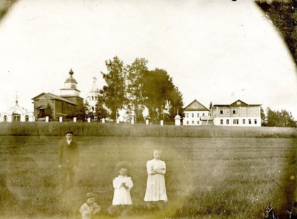 Впереди - Пятницкая церковь. За ней - Ильинская. Фото 1950-х гг. из фондов Череповецкого музея. (ГК № 33104663), архивная фотография. Церковь Параскевы Пятницы, Абаканово (Череповецкий район, Вологодская область)