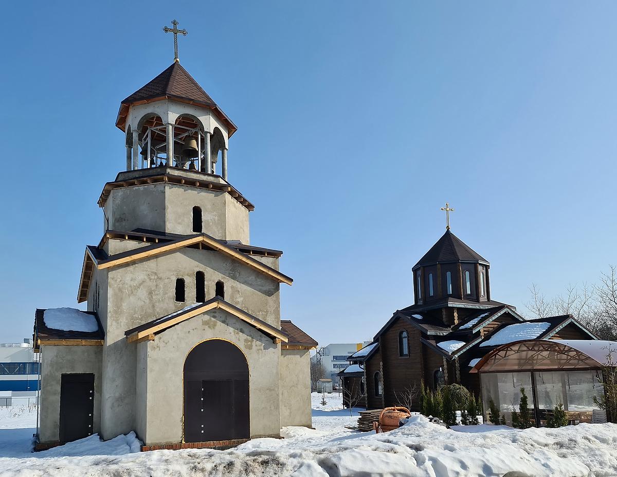 Строящаяся крестильная часовня Нины равноапостольной и Владимира равноапостольного около церкви Грузинской иконы Божией Матери в Марушкине , общий вид в ландшафте. Часовня Нины равноапостольной и Владимира равноапостольного в Марушкине, Марушкино (Новомосковский административный округ (НАО), г. Москва)