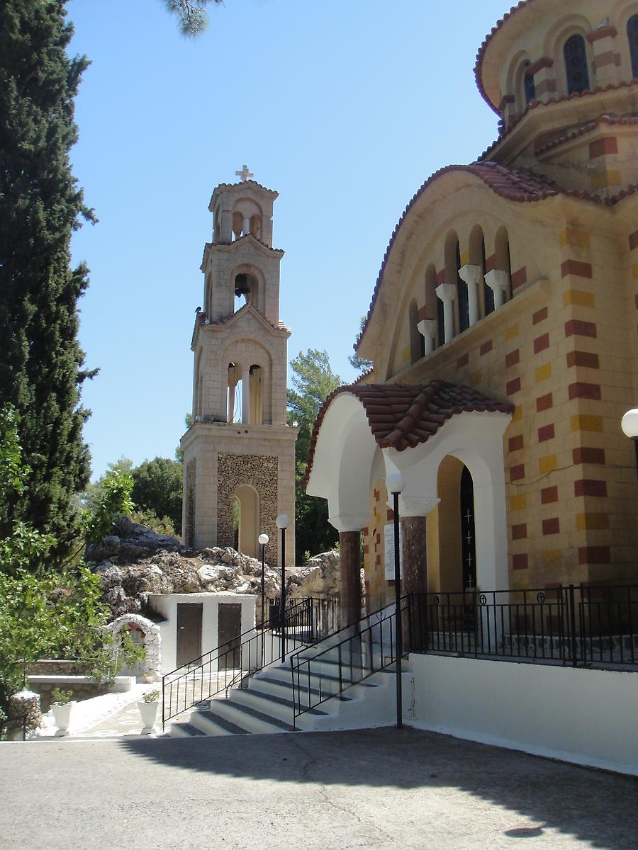 общий вид в ландшафте. Церковь Нектария Эгинского, Фалираки (Южные Эгейские острова (Περιφέρεια Νοτίου Αιγαίου), Греция)