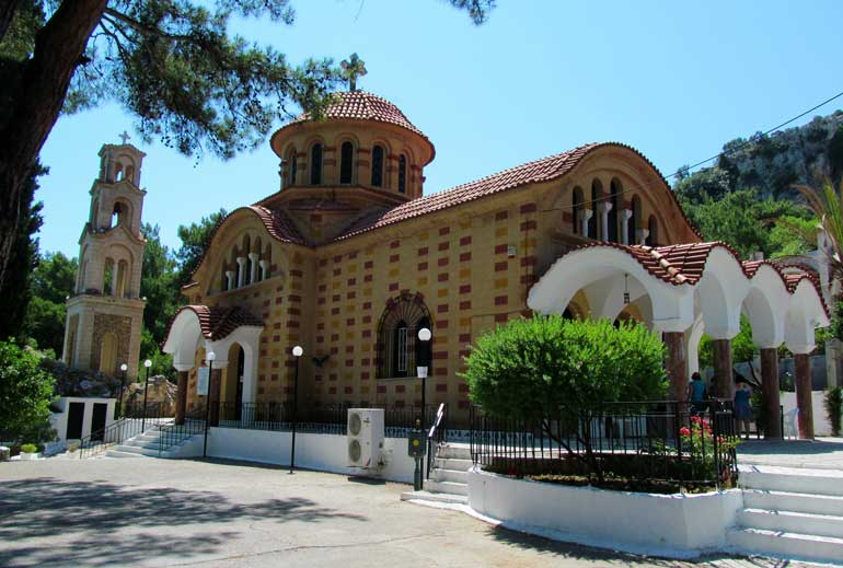 общий вид в ландшафте. Церковь Нектария Эгинского, Фалираки (Южные Эгейские острова (Περιφέρεια Νοτίου Αιγαίου), Греция)