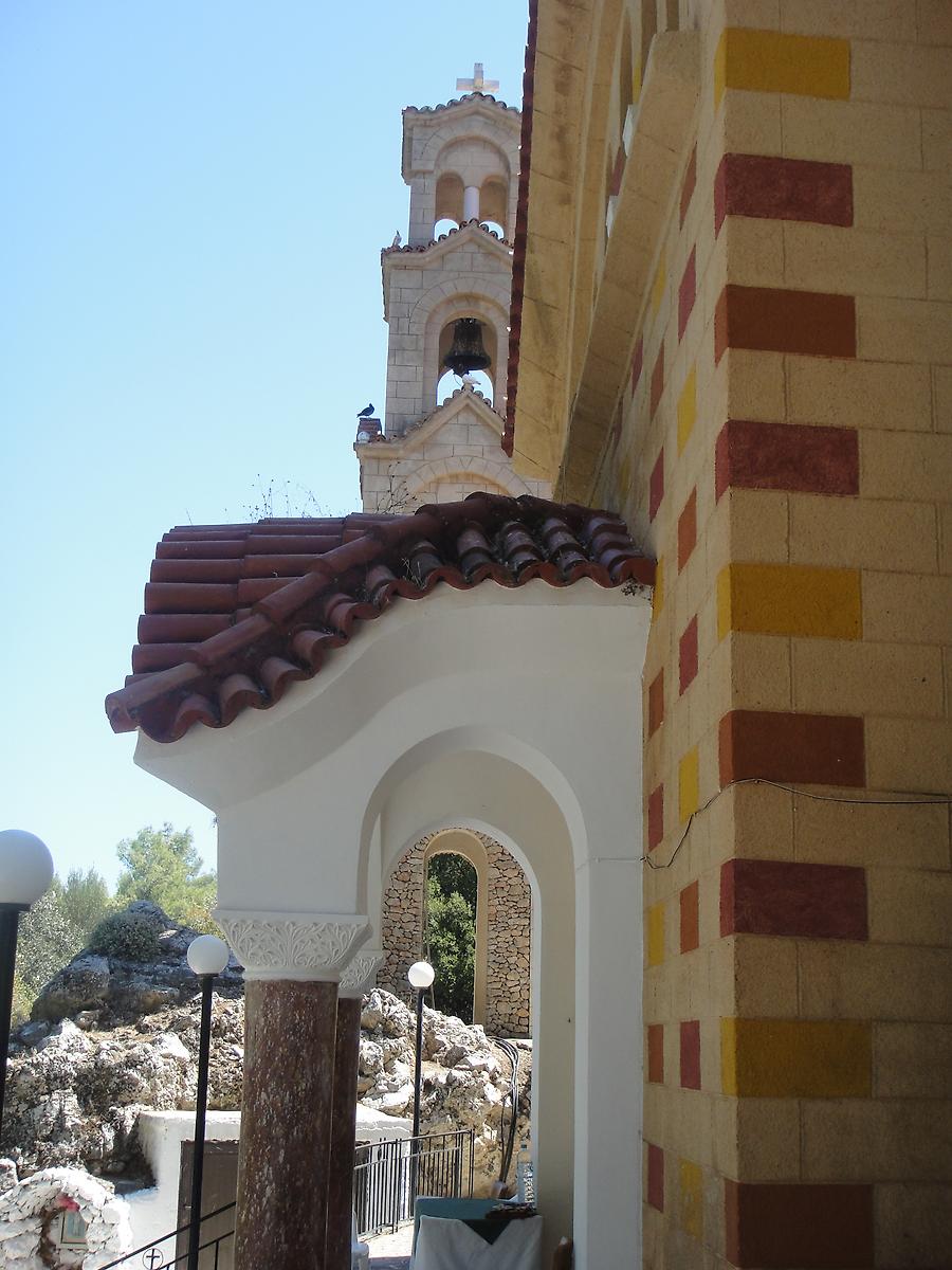 фасады. Церковь Нектария Эгинского, Фалираки (Южные Эгейские острова (Περιφέρεια Νοτίου Αιγαίου), Греция)