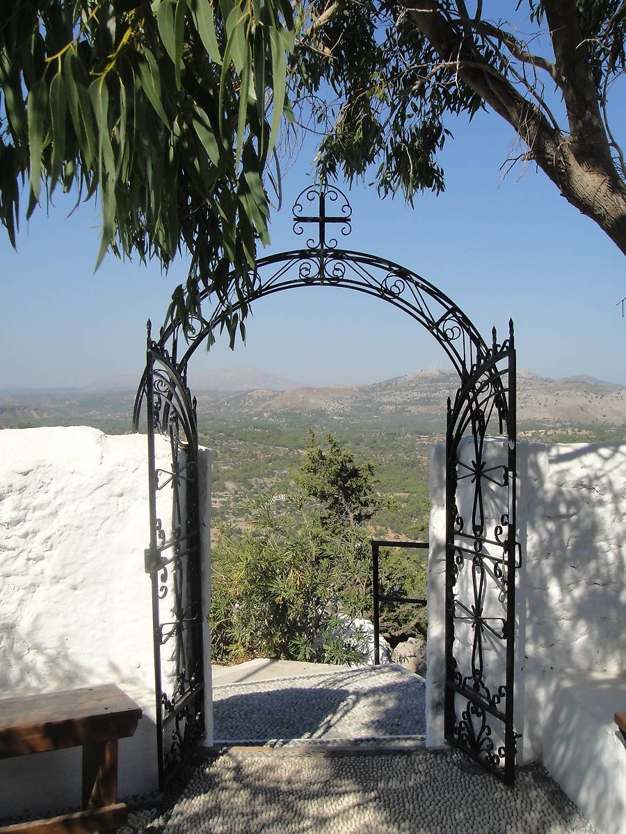 вид на панораму с вершины горы, где расположен Верхний храм, дополнительная информация. Монастырь Богородицы Цамбика, Архангелос (Южные Эгейские острова (Περιφέρεια Νοτίου Αιγαίου), Греция)