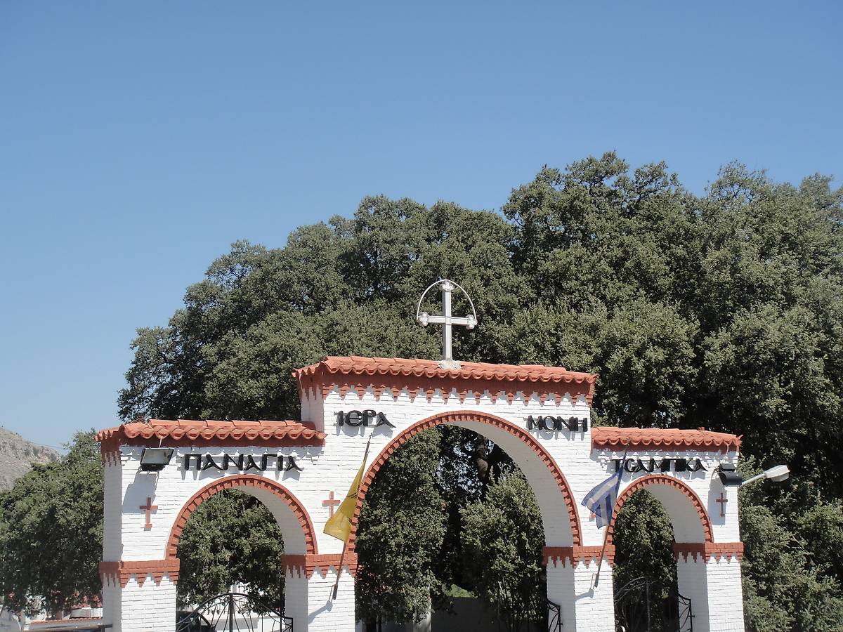 Ворота Нижнего храма, дополнительная информация. Монастырь Богородицы Цамбика, Архангелос (Южные Эгейские острова (Περιφέρεια Νοτίου Αιγαίου), Греция)