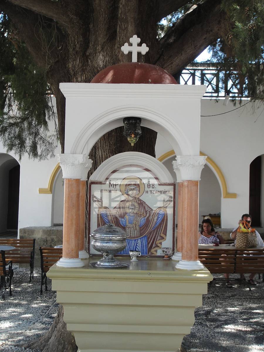 Во дворе нижнего храма есть святой источник, дополнительная информация. Монастырь Богородицы Цамбика, Архангелос (Южные Эгейские острова (Περιφέρεια Νοτίου Αιγαίου), Греция)