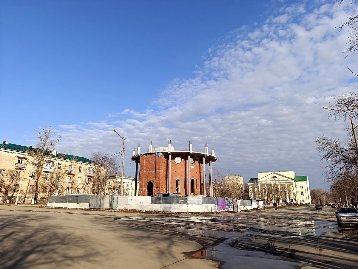 строительство ведется на пожертвования, приостановлено, общий вид в ландшафте. Церковь Марии Магдалины (строящаяся), Шлюзовой (Тольятти, город, Самарская область)