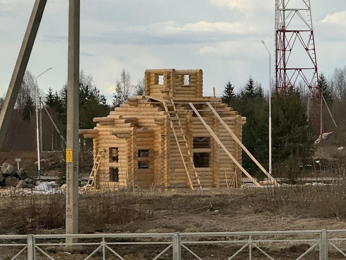 Вид с трассы, документальные фотографии. Часовня Николая Чудотворца, Трасса А119, 116-й километр (Кирилловский район, Вологодская область)