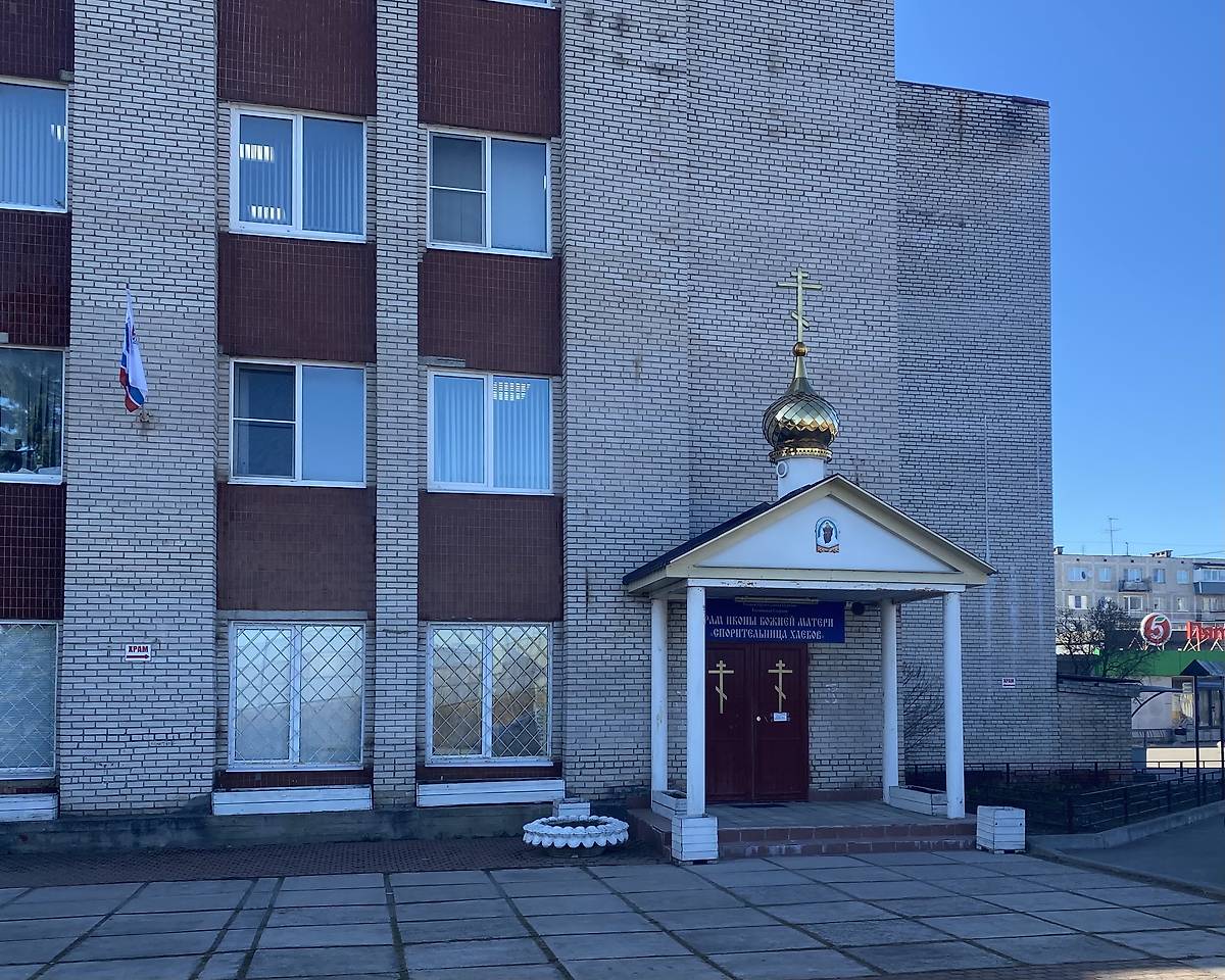 Вход в храм в СВ части административного здания , фасады. Церковь иконы Божией Матери "Спорительница хлебов", Большие Колпаны (Гатчинский район, Ленинградская область)