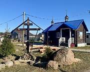 Церковь Толгской иконы Божией Матери, Поклонный крест на фоне храма, Трудовик, Ломоносовский район и г. Сосновый Бор, Ленинградская область