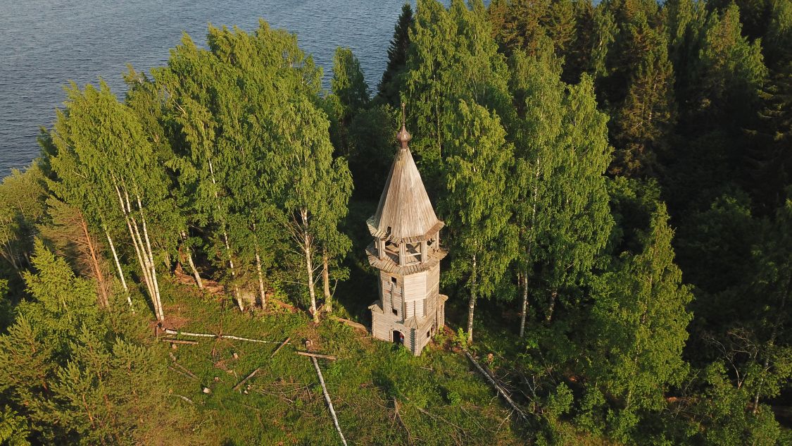 общий вид в ландшафте. Колокольня Лукостровского погоста, Лукостровская, урочище (Пудожский район, Республика Карелия)