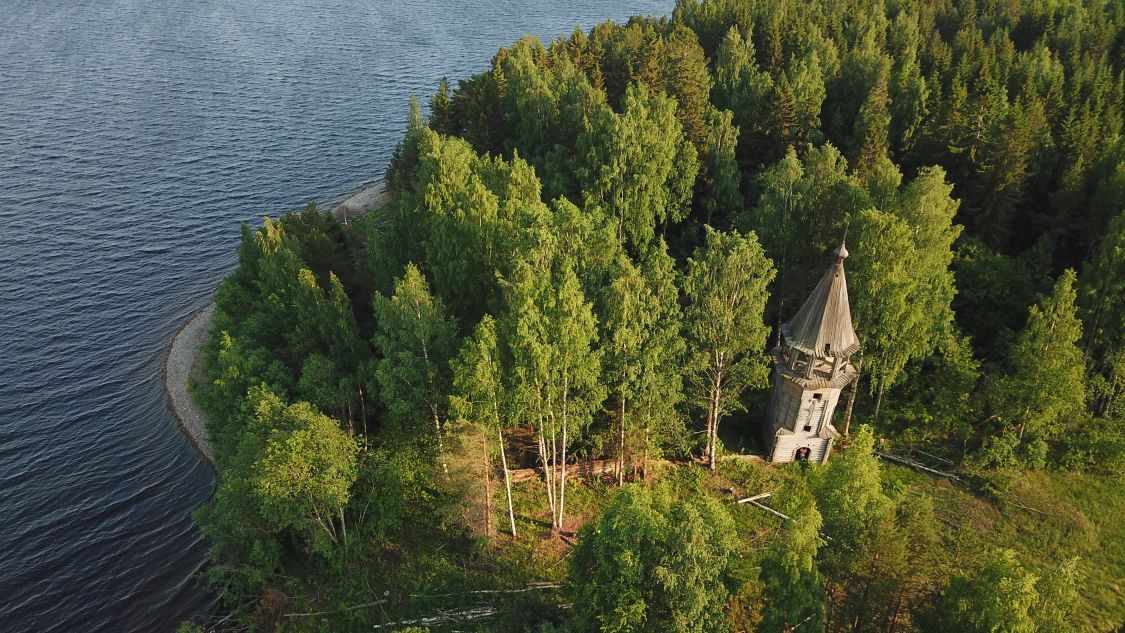 общий вид в ландшафте. Колокольня Лукостровского погоста, Лукостровская, урочище (Пудожский район, Республика Карелия)