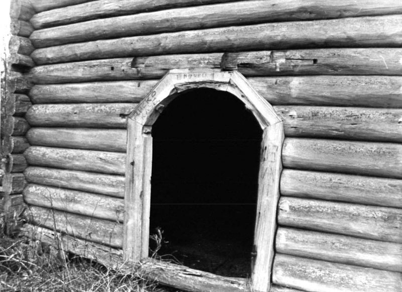 Портал ворот колокольни. Фото из паспорта ОКН. , архивная фотография. Колокольня Лукостровского погоста, Лукостровская, урочище (Пудожский район, Республика Карелия)