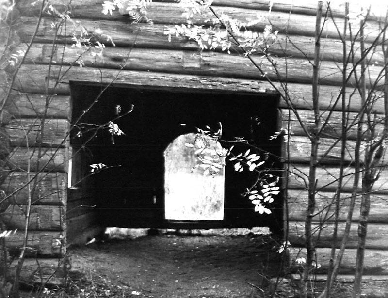 Ворота колокольни. Фото из паспорта ОКН, архивная фотография. Колокольня Лукостровского погоста, Лукостровская, урочище (Пудожский район, Республика Карелия)