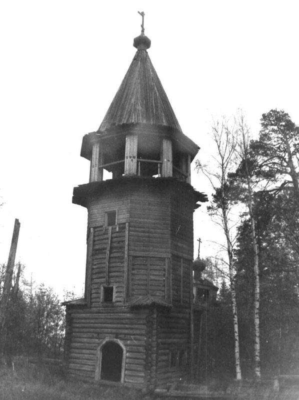 Колокольня в 1988 году. Фото из паспорта ОКН , архивная фотография. Колокольня Лукостровского погоста, Лукостровская, урочище (Пудожский район, Республика Карелия)