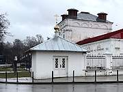 Часовня Илии Пророка, Вид с запада на фоне Воскресенской церкви, Устюжна, Устюженский район, Вологодская область