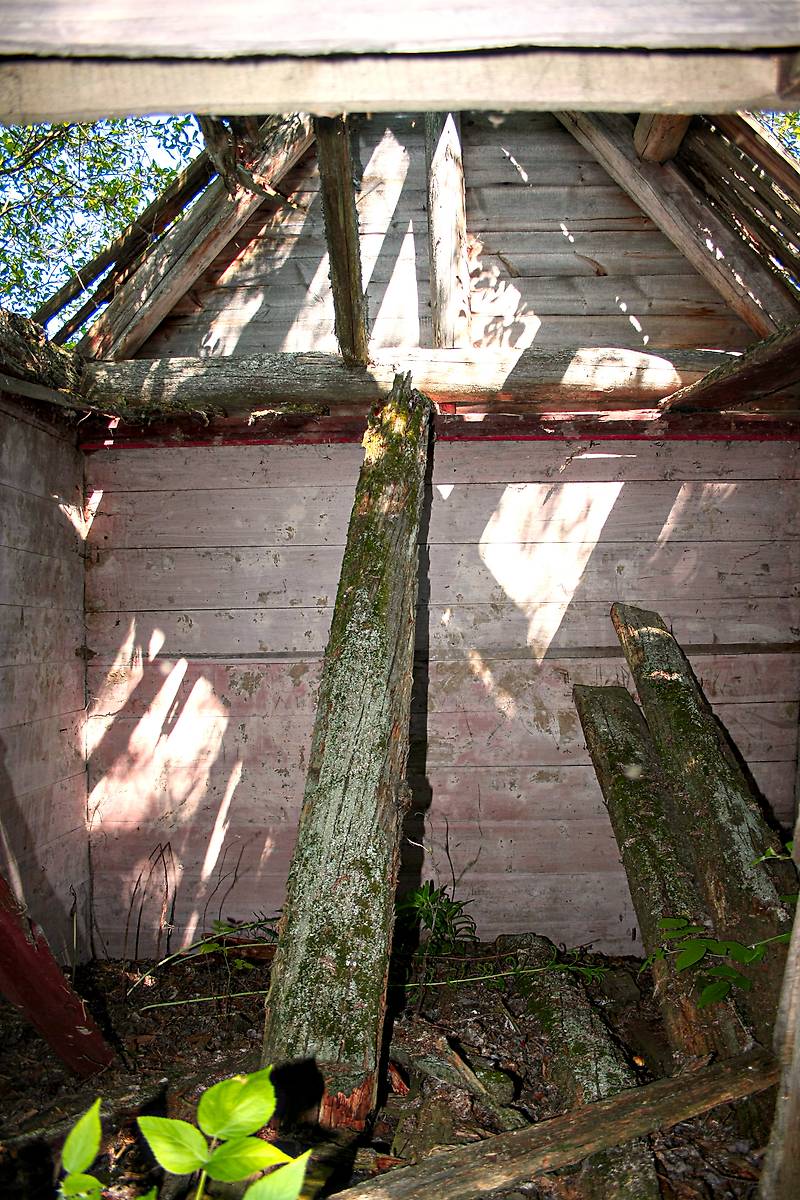 Интерьер часовни. Вид от входа, интерьер и убранство. Петра и Павла и Макария Желтоводского часовня, Осташевская (Малые Кобели, Гора) (Каргопольский район, Архангельская область)