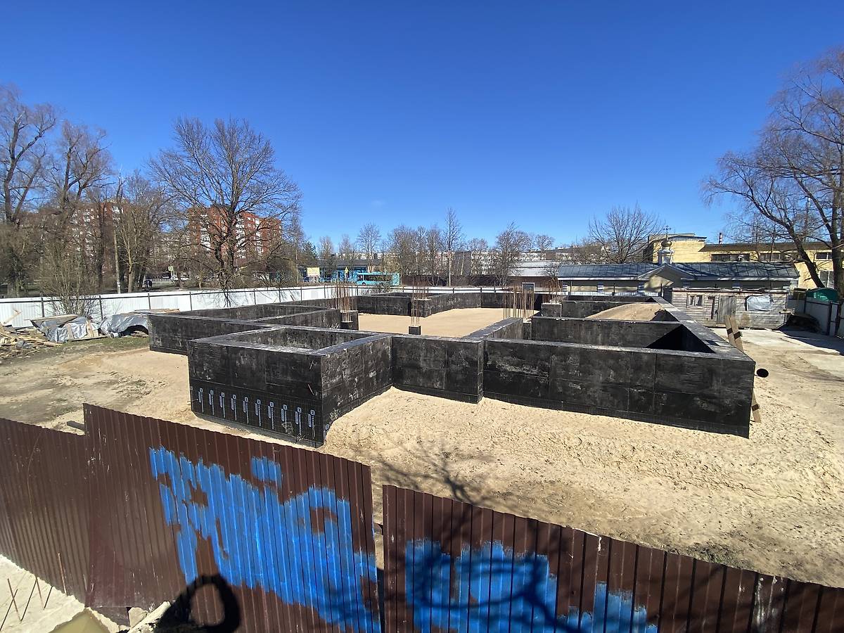 Фундамент возведен в 2025 г, документальные фотографии. Церковь Иоанна Богослова (строящаяся), Коммунар (Гатчинский район, Ленинградская область)