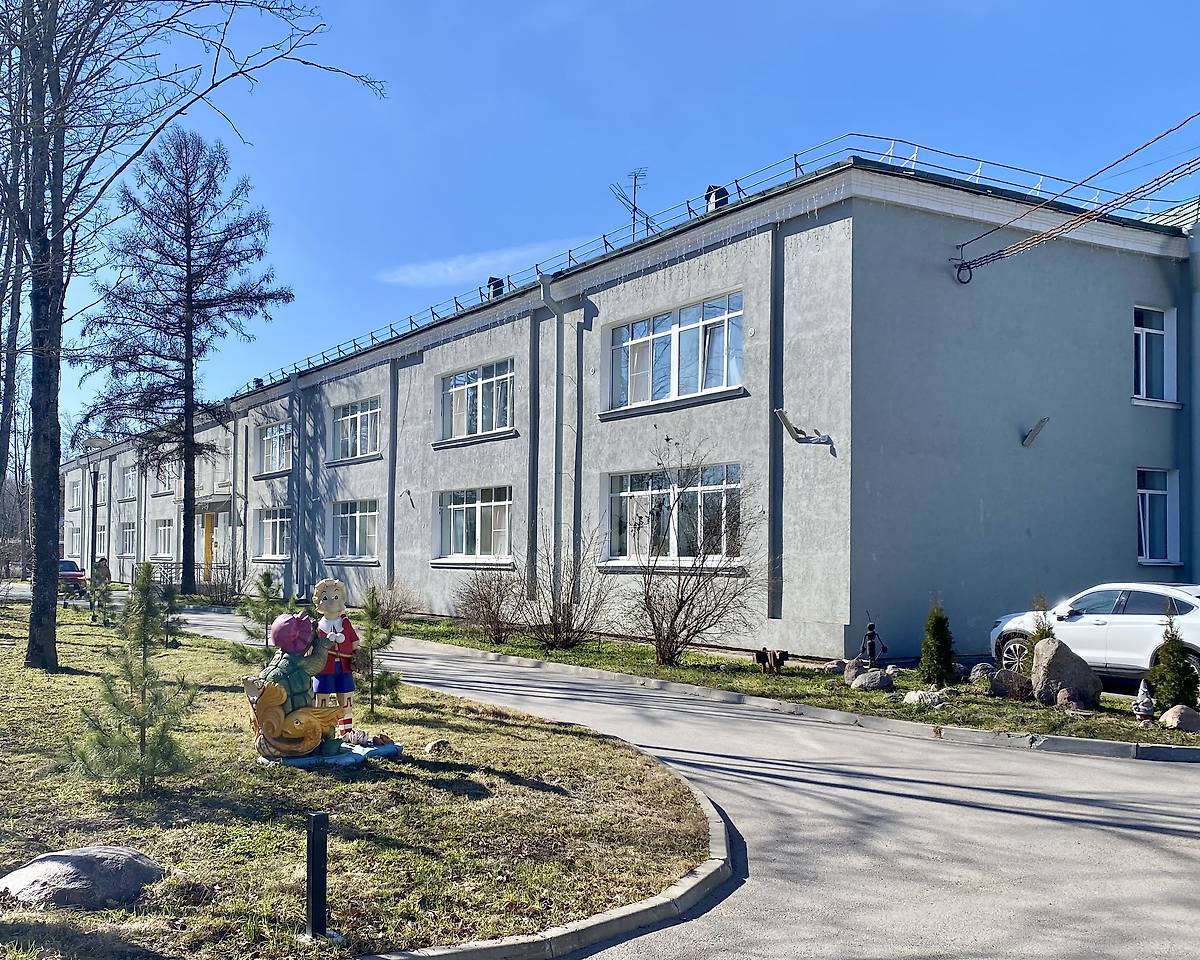 Вид с ЮВ, фасады. Домовая церковь Пантелеимона Целителя в доме-интернате №4, Павловск (Санкт-Петербург, Пушкинский район, г. Санкт-Петербург)