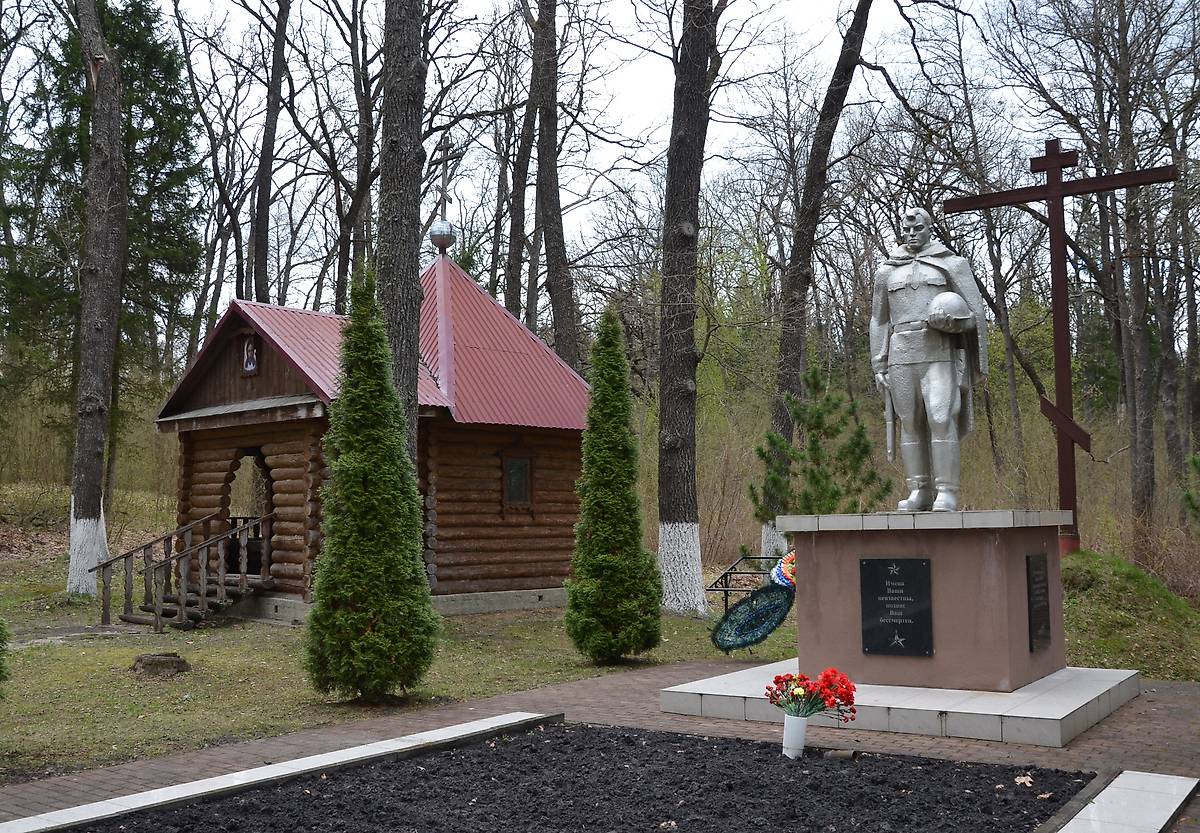 Общий вид мемориального комплекса, фасады. Часовня Иоанна Воина, Высокий Стан (Почепский район, Брянская область)