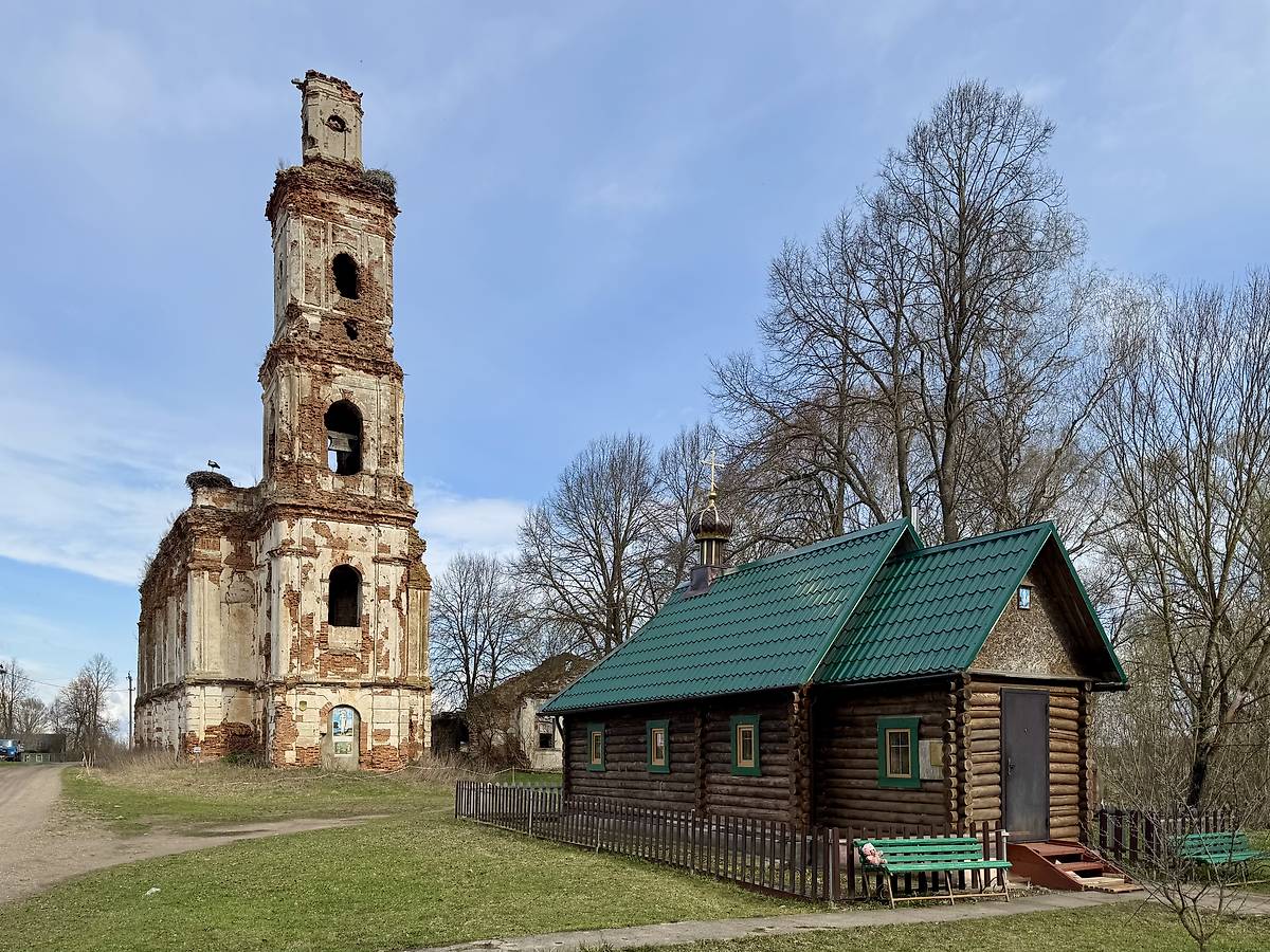 Вид с северо-запада на фоне старой церкви, общий вид в ландшафте. Церковь Онуфрия Великого (новая), Онуфриево (Мстиславский район, Беларусь, Могилёвская область)