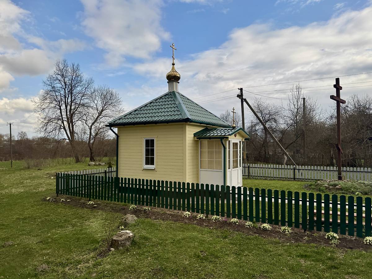 Вид с северо-запада, фасады. Часовня Троицы Живоначальной, Грудиновка (Быховский район, Беларусь, Могилёвская область)