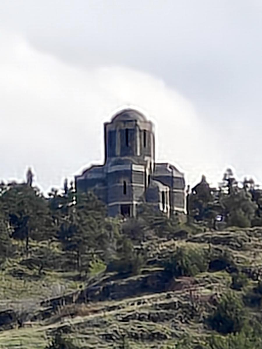 Снято с моста в Метехи, документальные фотографии. Неизвестная церковь на подъеме на Фаворскую гору (строящаяся), Крцанисский район (Тбилиси, город, Грузия)