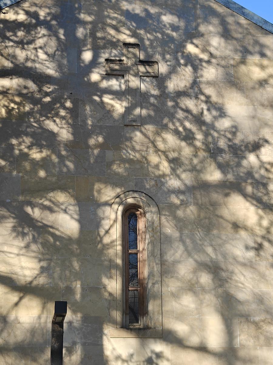 Фрагмент восточного фасада, архитектурные детали. Церковь Рождества Пресвятой Богородицы в Нижней Кукии, Чугуретский район (Тбилиси, город, Грузия)