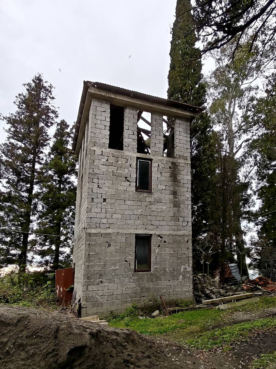 Строящаяся колокольня, документальные фотографии. Церковь Георгия Победоносца (строящаяся), Ахалсопели (Аджария, Грузия)
