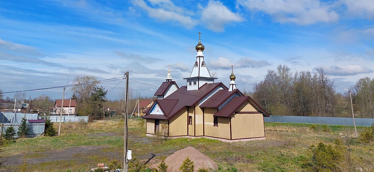 общий вид в ландшафте. Неизвестная церковь, Красный Бор (Тосненский район, Ленинградская область)