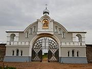Иоанно-Богословский Савво-Крыпецкий мужской монастырь. Часовня Иоанна Богослова в Святых вратах, Ворота на входе в монастырь, Крыпецкое, Псковский район, Псковская область