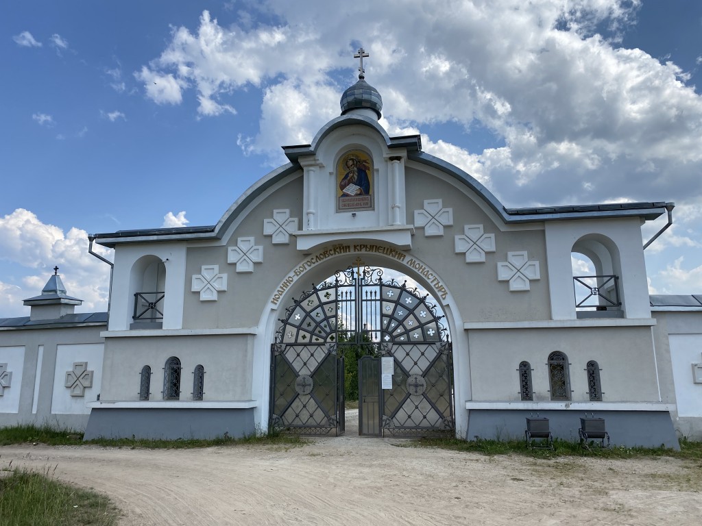 дополнительная информация. Иоанно-Богословский Савво-Крыпецкий мужской монастырь. Часовня Иоанна Богослова в Святых вратах, Крыпецкое (Псковский район, Псковская область)