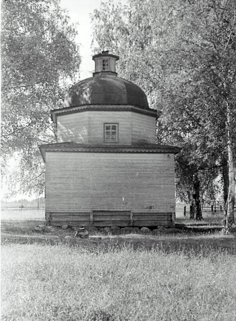 Восточный фасад. Фото 1970-х годов из паспорта памятника архитектуры. ru-monuments.toolforge.org, архивная фотография. Часовня Георгия Победоносца и Петра и Павла, Климшино (Вельский район, Архангельская область)