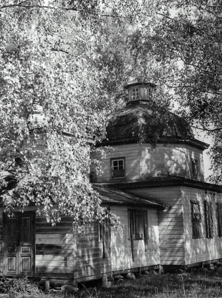 Вид с юго-запада. Фото 1970-х годов из архива ГАУ НПЦ (Архангельск). arhispovedniki.ru, архивная фотография. Часовня Георгия Победоносца и Петра и Павла, Климшино (Вельский район, Архангельская область)