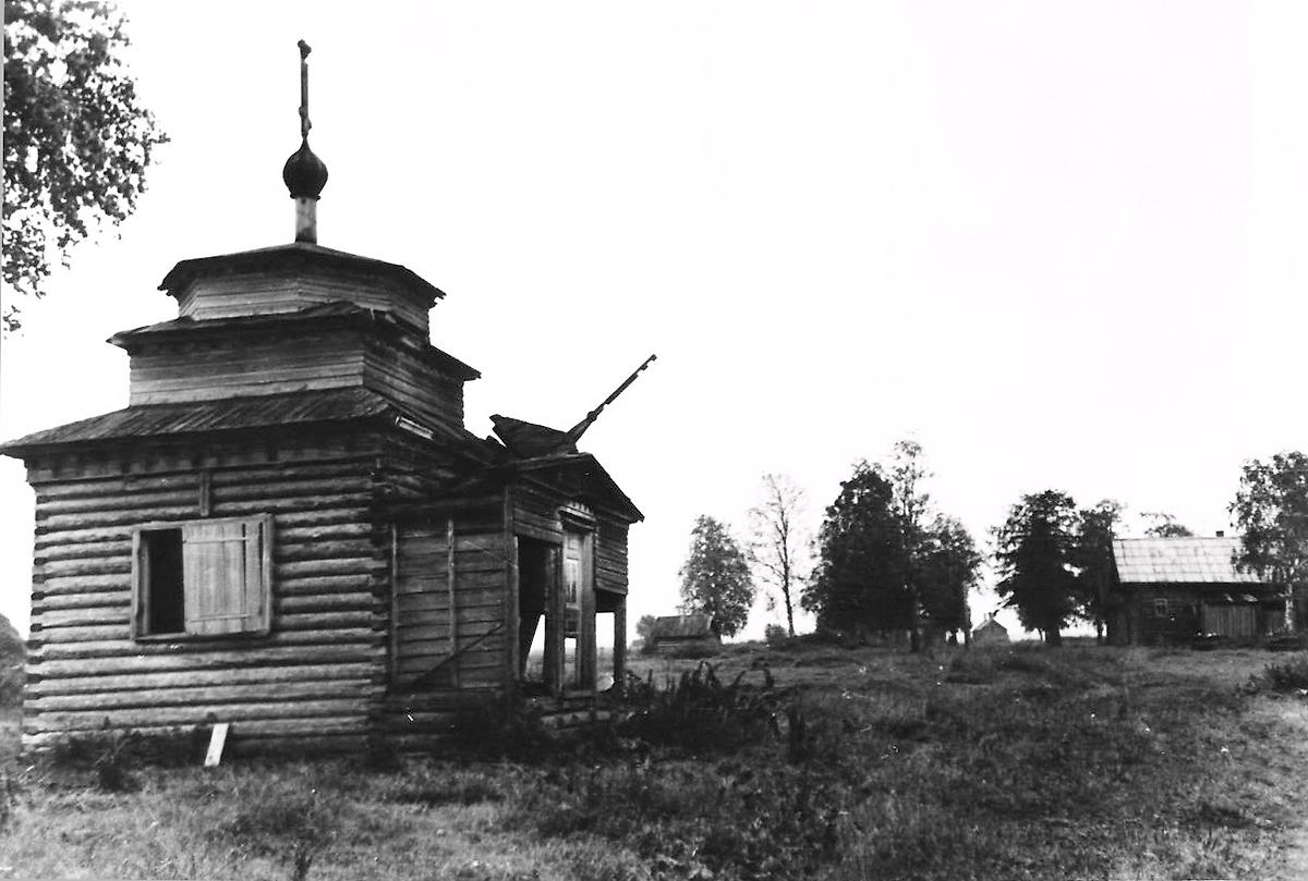 Фото Н.А. Быковской 1971 г. из паспорта памятника архитектуры. ru-monuments.toolforge.org, архивная фотография. Часовня Покрова Пресвятой Богородицы, Кареньга (Кудряшевская) (Каргопольский район, Архангельская область)