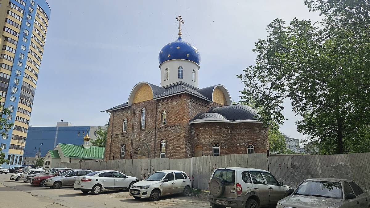 общий вид в ландшафте. Церковь Владимирской иконы Божией Матери в Приволжском микрорайоне, Самара (Самара, город, Самарская область)