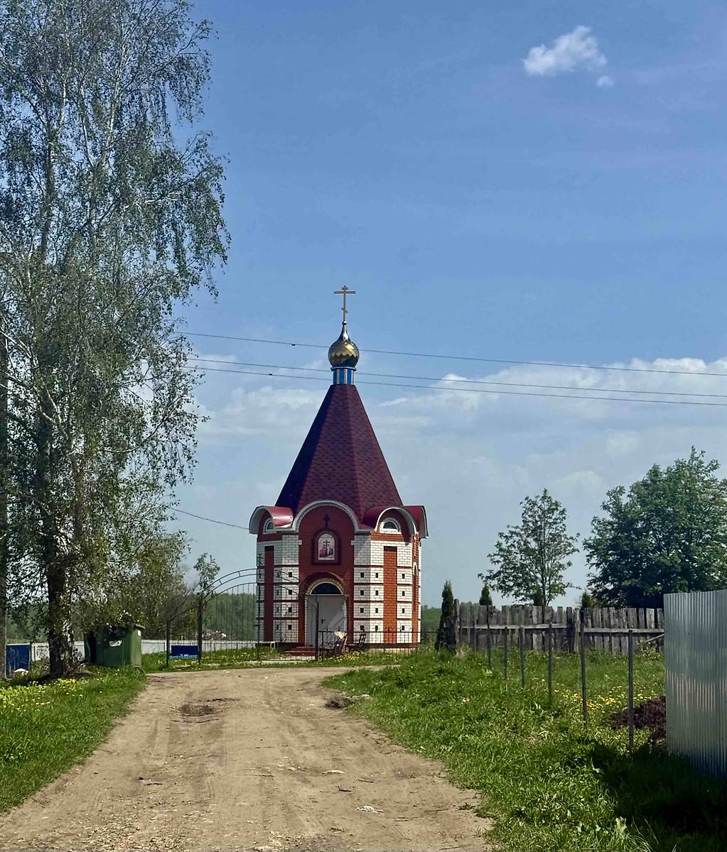общий вид в ландшафте. Часовня на месте церкви Воздвижения Креста Господня, Виткулово (Сосновский район, Нижегородская область)