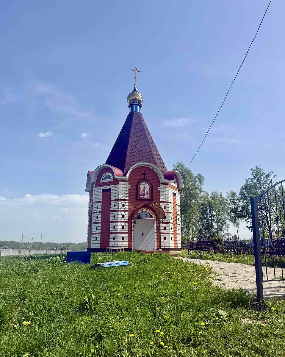 общий вид в ландшафте. Часовня на месте церкви Воздвижения Креста Господня, Виткулово (Сосновский район, Нижегородская область)