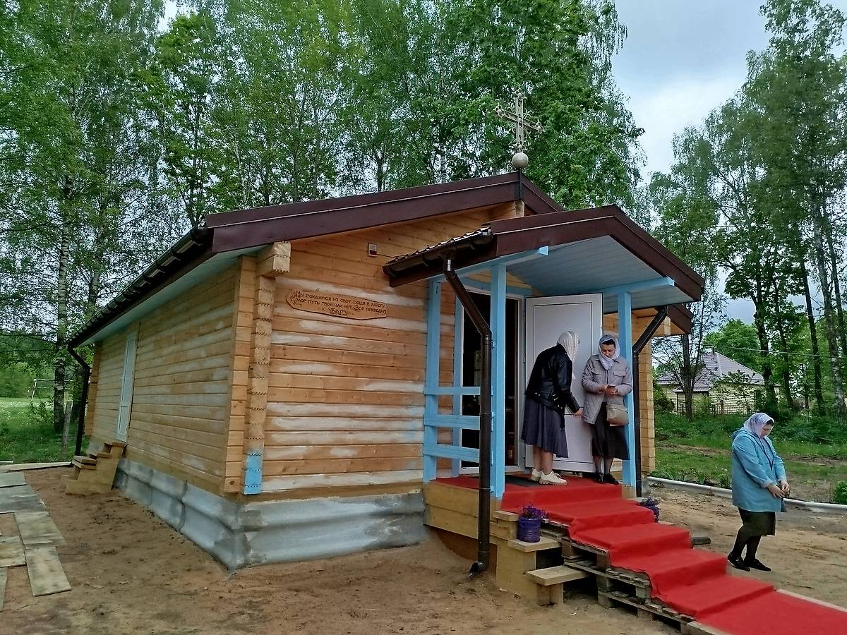 Временный храм. Находится рядом со строящейся, фасады. Церковь Успения Пресвятой Богородицы (строящаяся), Тресковщина (Минский район, Беларусь, Минская область)