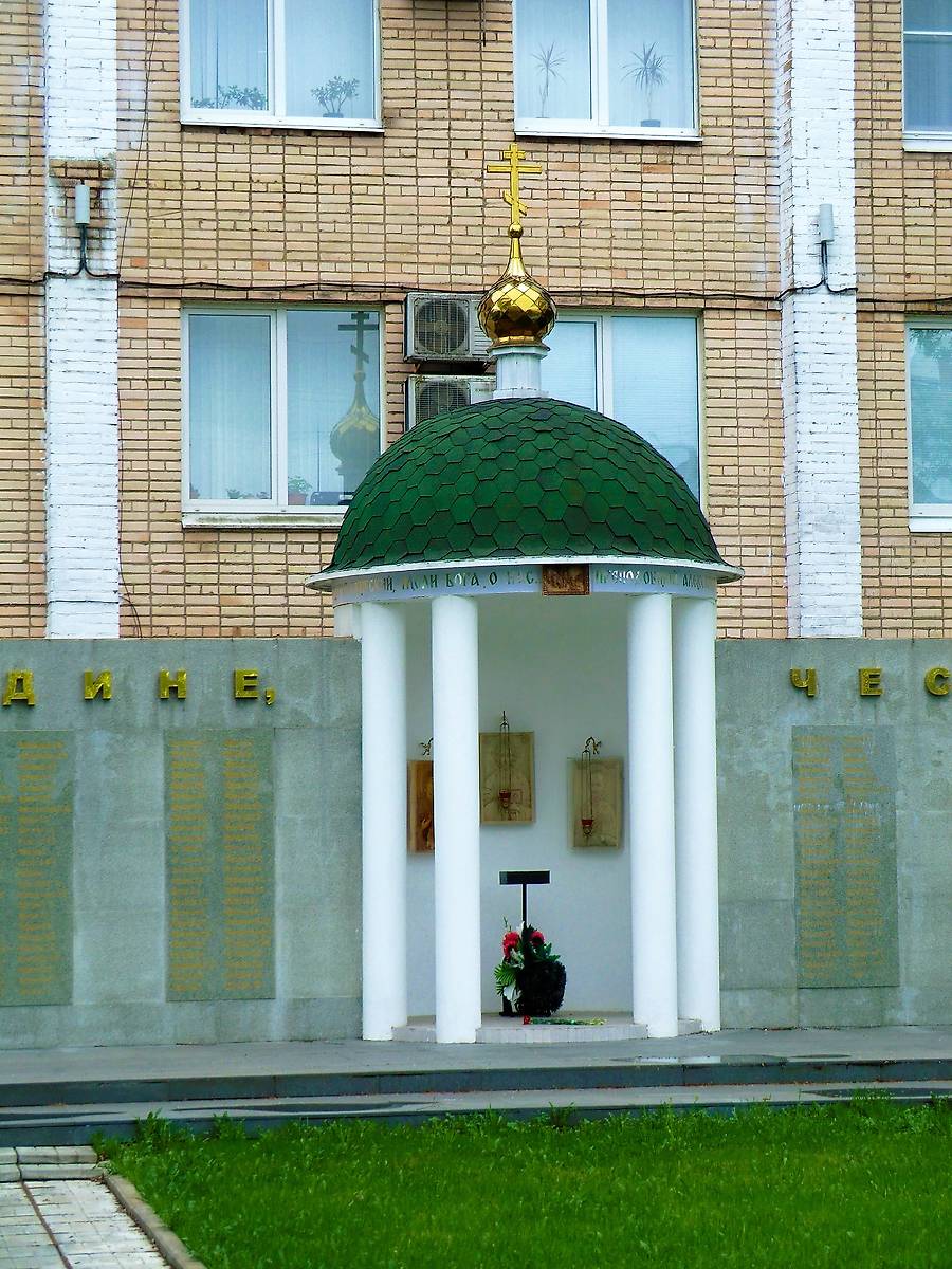 Вид со стороны Сапёрной ул. Фото автора., фасады. Часовня Александра Свирского при штабе 6-й Ленинградской Краснознамённой армии ВВС и ПВО, Пушкин (София) (Санкт-Петербург, Пушкинский район, г. Санкт-Петербург)