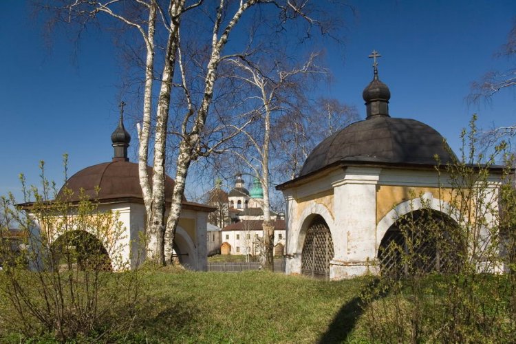 общий вид в ландшафте. Кирилло-Белозерский монастырь. Часовня-сень над кельей Кирилла Белозерского, Кириллов (Кирилловский район, Вологодская область)