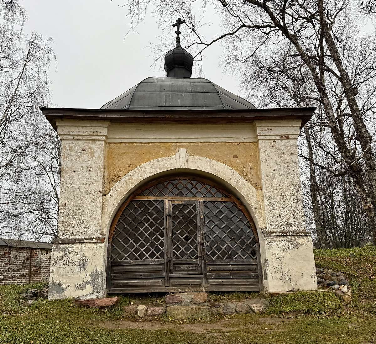 Вид с запада, фасады. Кирилло-Белозерский монастырь. Часовня-сень над кельей Кирилла Белозерского, Кириллов (Кирилловский район, Вологодская область)