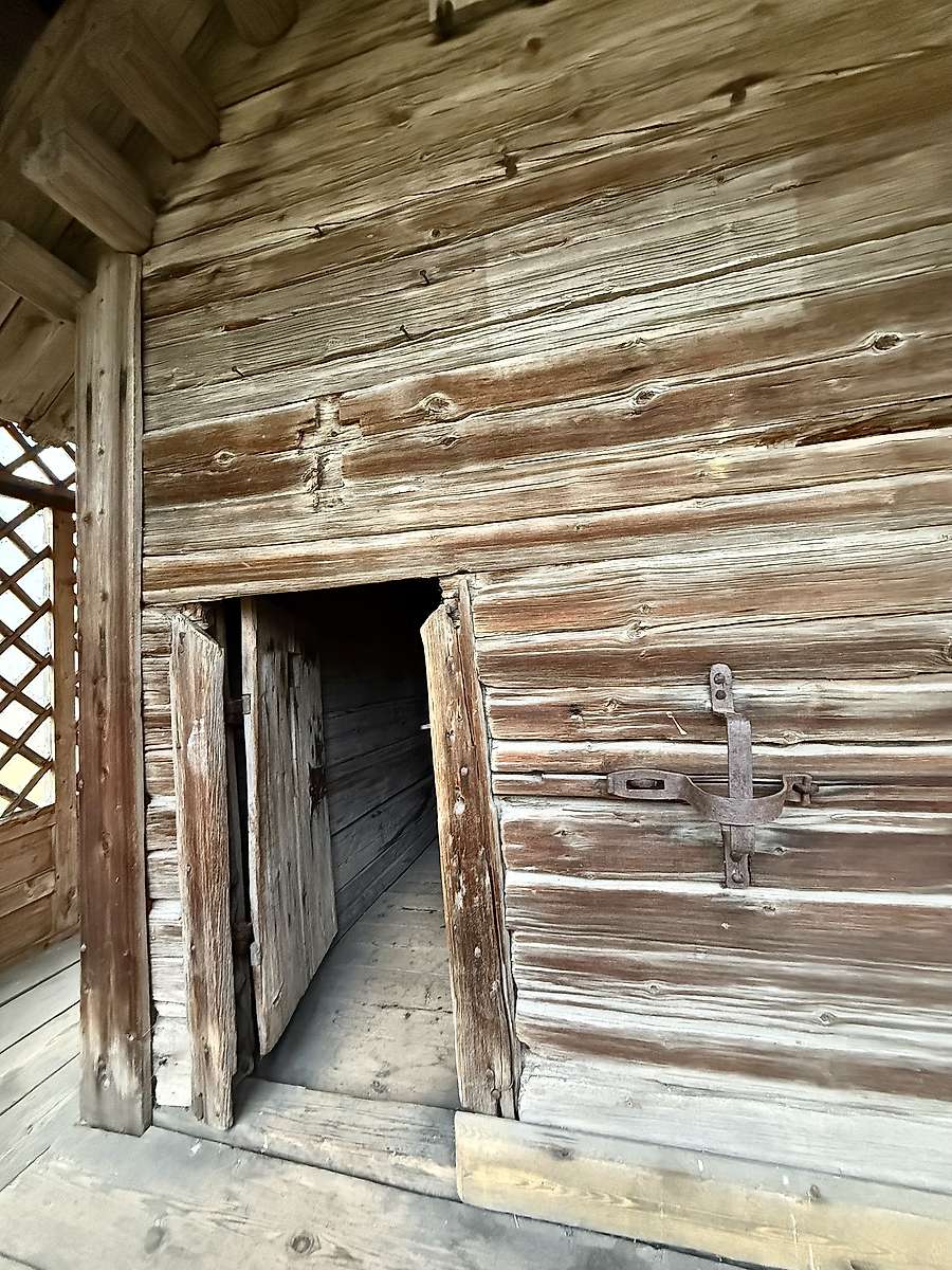 Вход в келью, архитектурные детали. Кирилло-Белозерский монастырь. Часовня-сень над кельей Кирилла Белозерского, Кириллов (Кирилловский район, Вологодская область)