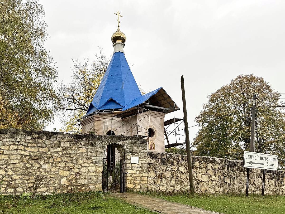 Вид с севера, документальные фотографии. Михаило-Афонская Закубанская пустынь. Неизвестная церковь при входе, Победа (Майкопский район, Республика Адыгея)