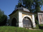 Кирилло-Белозерский монастырь. Часовня-сень над кельей Кирилла Белозерского, Вид с северо-запада. На дальнем плане виден Предтеченский храм., Кириллов, Кирилловский район, Вологодская область