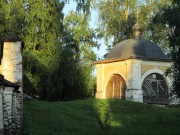 Кирилло-Белозерский монастырь. Часовня-сень над кельей Кирилла Белозерского, Вид с северо-запада. Слева - фрагмент стены Иоанновского монастыря, Кириллов, Кирилловский район, Вологодская область