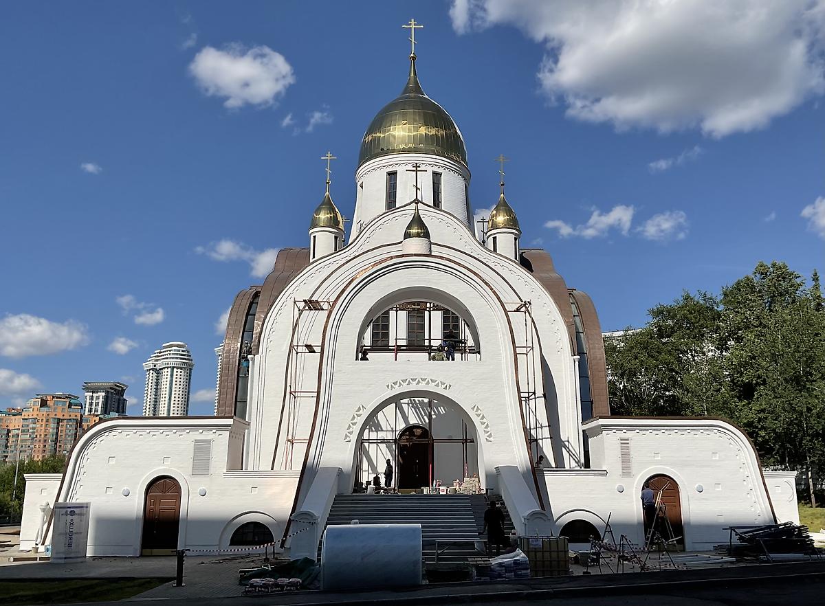 Вид с запада, фасады. Церковь Трёх Святителей в Раменках, Раменки (Западный административный округ (ЗАО), г. Москва)