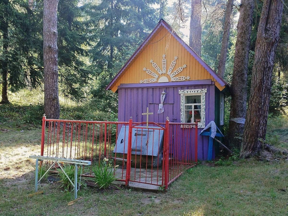 общий вид в ландшафте. Часовня Петра и Павла, Лыково (Могилёвский район, Беларусь, Могилёвская область)